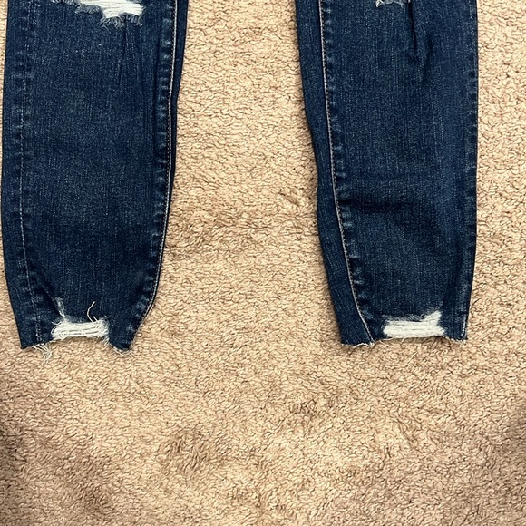 Woman’s distressed jeans - Picture 3 of 6